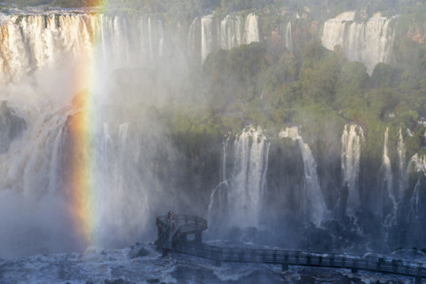 Südamerika, Brasilien, Parana, Iguazu-Nationalpark, Iguazu-Fälle und Regenbogen, lizenzfreies Stockfoto