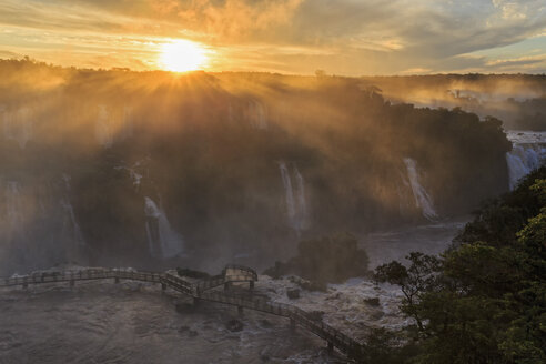 Südamerika, Brasilien, Parana, Iguazu-Nationalpark, Iguazu-Wasserfälle im Licht der Abendsonne - FOF006678