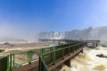 Südamerika, Brasilien, Parana, Iguazu-Nationalpark, Iguazu-Fälle, Touristen auf Aussichtsplattform - FO006670