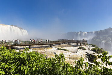 Südamerika, Brasilien, Parana, Iguazu-Nationalpark, Iguazu-Fälle, Touristen auf Aussichtsplattform - FO006672