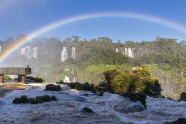 Südamerika, Brasilien, Parana, Iguazu National Park, Iguazu Falls, Regenbogen, Tourist auf Aussichtsplattform - FO006674