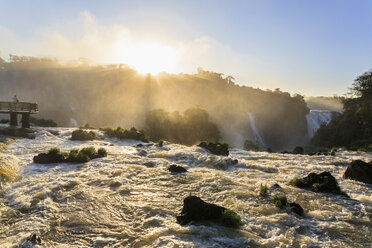 Südamerika, Brasilien, Parana, Iguazu-Nationalpark, Iguazu-Wasserfälle im Licht der Abendsonne - FO006676