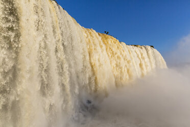 Brasilien, Parana, Iguazu National Park, Blick auf Wasserfälle - FOF006679