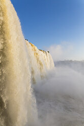 Brasilien, Parana, Iguazu National Park, Blick auf Wasserfälle - FOF006680