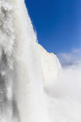 Brasilien, Parana, Iguazu National Park, Blick auf Wasserfälle - FOF006681
