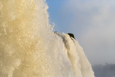 Brasilien, Parana, Iguazu National Park, Blick auf Wasserfälle - FOF006689