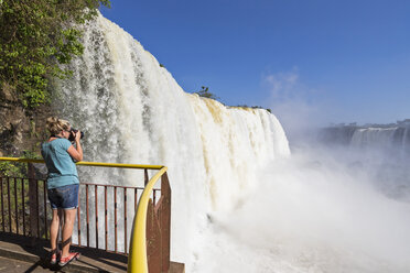 Brasilien, Parana, Iguazu-Nationalpark, Frau fotografiert Wasserfälle - FOF006695