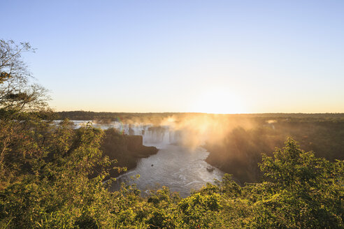 Südamerika, Brasilien, Parana, Iguazu-Nationalpark, Iguazu-Wasserfälle im Licht der Abendsonne - FOF006696