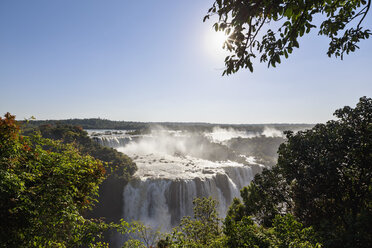 Südamerika, Brasilien, Parana, Iguazu-Nationalpark, Iguazu-Wasserfälle gegen die Sonne - FOF006700