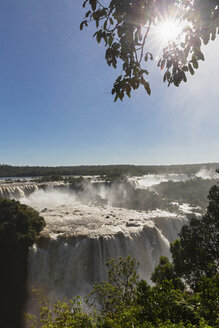 Südamerika, Brasilien, Parana, Iguazu-Nationalpark, Iguazu-Wasserfälle gegen die Sonne - FOF006701