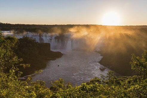 Südamerika, Brasilien, Parana, Iguazu-Nationalpark, Iguazu-Wasserfälle im Licht der Abendsonne - FOF006706