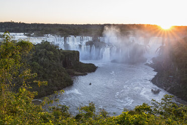 Südamerika, Brasilien, Parana, Iguazu-Nationalpark, Iguazu-Wasserfälle im Licht der Abendsonne - FOF006707