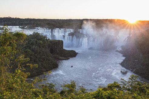 Südamerika, Brasilien, Parana, Iguazu-Nationalpark, Iguazu-Wasserfälle im Licht der Abendsonne - FOF006707