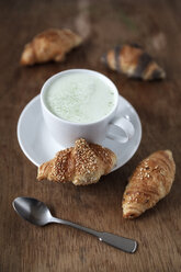 Mini-Croissants und eine Tasse Matcha-Latte - EVG000785