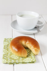 Croissant und eine Tasse Matcha Latte - EVGF000787