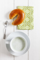 Croissant und eine Tasse Matcha Latte - EVGF000788