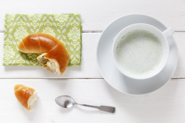 Croissant und eine Tasse Matcha Latte - EVGF000789