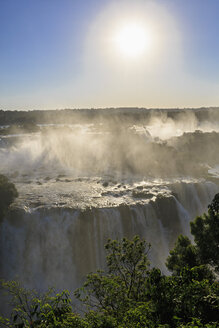 Südamerika, Brasilien, Parana, Iguazu-Nationalpark, Iguazu-Wasserfälle gegen die Sonne - FOF006708