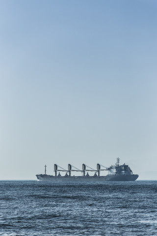 Spanien, Andalusien, Tarifa, Meerenge von Gibraltar, Frachtschiff, lizenzfreies Stockfoto