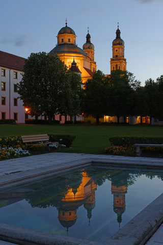 Deutschland, Bayern, Schwaben, Allgäu, Kempten, Blick auf die Basilika St. Lorenz am Abend, lizenzfreies Stockfoto