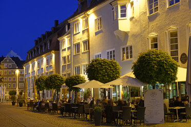 Deutschland, Bayern, Schwaben, Allgäu, Kempten, Rathausplatz und Terrassenrestaurant am Abend - LBF000875