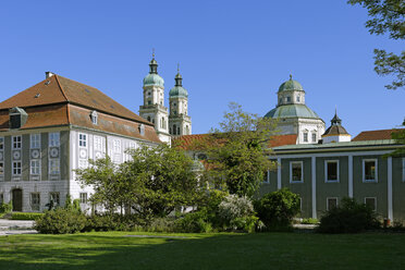 Germany, Bavaria, Swabia, Allgaeu, Kempten, View of Zumstein house and St. Lorenz Basilica - LBF000878