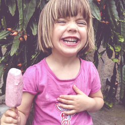 Lachendes Mädchen isst Eis am Stiel - LVF001709