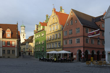 Deutschland, Bayern, Memmingen, Blick auf den Marktplatz mit dem Kirchturm des Klosters im Hintergrund - LB000871