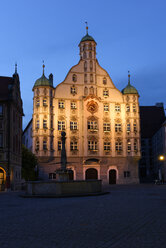 Deutschland, Bayern, Memmingen, Blick auf beleuchtetes Rathaus am Marktplatz - LB000872