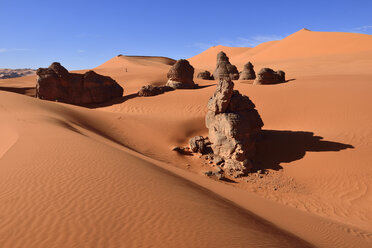 Algerien, Sahara, Tassili N'Ajjer National Park, Felsentürme in den Sanddünen von Tin Merzouga - ES001295