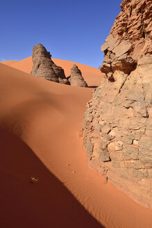Algeria, Sahara, Tassili N'Ajjer National Park, Rock towers in the sand dunes of Tin Merzouga - ES001292
