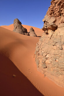 Algerien, Sahara, Tassili N'Ajjer National Park, Felsentürme in den Sanddünen von Tin Merzouga - ES001292