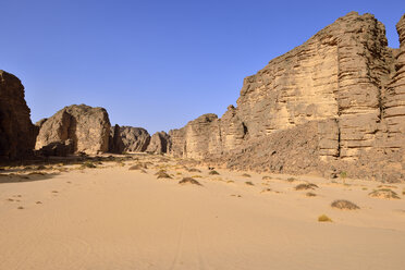 Afrika, Algerien, Sahara, Nationalpark Tassili N'Ajjer, Sanddünen und Felsformation bei Tikobaouine - ES001290