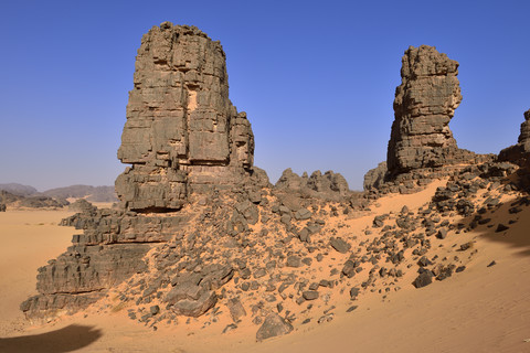 Afrika, Algerien, Sahara, Nationalpark Tassili N'Ajjer, Tadrart, Sandsteinfelsentürme im Gebiet Immourouden, lizenzfreies Stockfoto