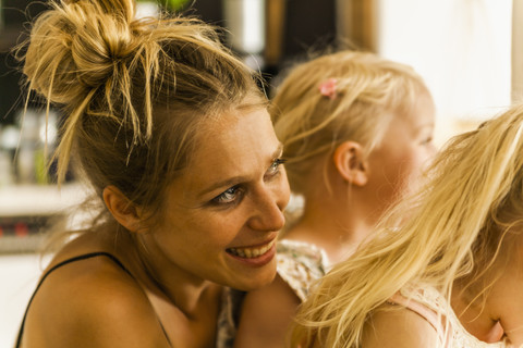 Glückliche Mutter mit zwei Mädchen schaut hinaus, lizenzfreies Stockfoto