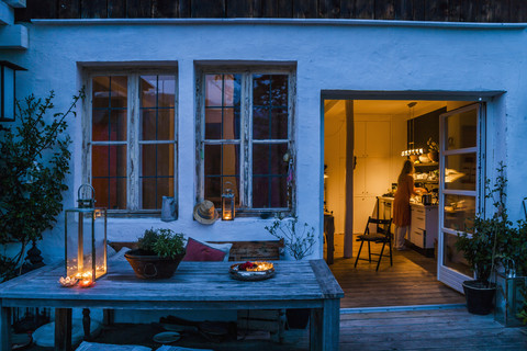 Terrasse in der Abenddämmerung mit Blick auf die Küche, lizenzfreies Stockfoto
