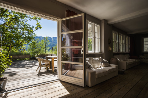 Geräumiges Wohnzimmer mit Blick auf die Terrasse, lizenzfreies Stockfoto