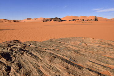 Afrika, Algerien, Sahara, Tassili N'Ajjer National Park, Felsentürme in den Sanddünen von Tin Merzouga - ES001297