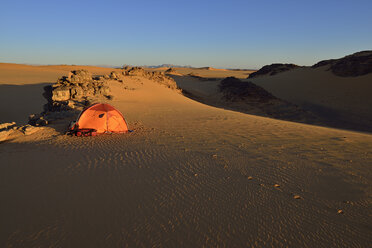 Afrika, Algerien, Sahara-Wüste, Tassili N'Ajjer National Park, Zeltlager am Abend - ES001299