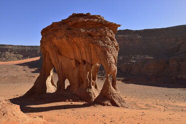 Afrika, Algerien, Sahara, Tassili N'Ajjer National Park, Felsformation mit natürlichen Bögen in Oued Bouhadian - ES001300