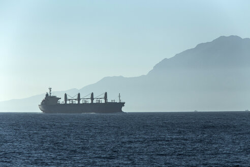 Spanien, Andalusien, Tarifa, Meerenge von Gibraltar, Frachtschiff - KBF000089