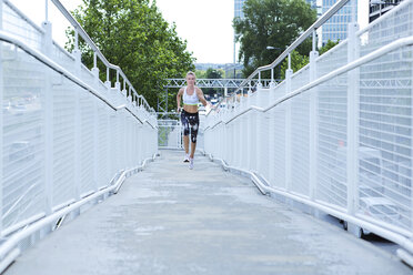 Deutschland, München, Joggerin läuft auf einer Brücke - MAEF008899
