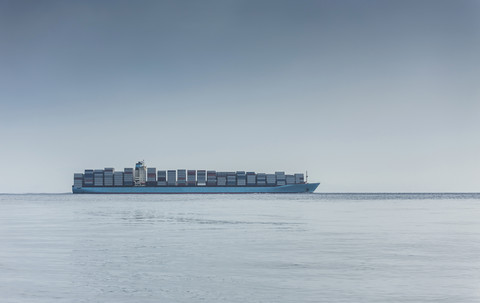 Spanien, Andalusien, Tarifa, Meerenge von Gibraltar, Containerschiff, lizenzfreies Stockfoto