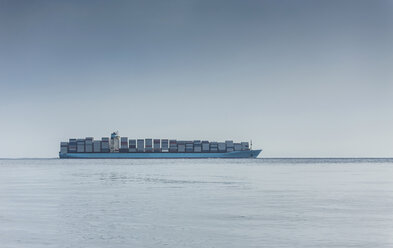 Spanien, Andalusien, Tarifa, Meerenge von Gibraltar, Containerschiff - KBF000090