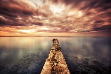 Croatia, Istria, Umag, pier at the ocean - DAWF000084