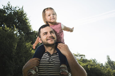 Father carrying little daughter on his shoulders - UUF001517