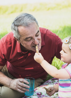 Enkelin füttert ihren Großvater - UUF001541