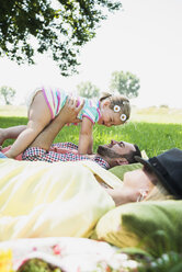 Junges Paar und kleine Tochter entspannen sich in der Natur - UUF001542