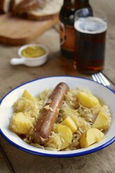 Deutschland, Vegane Würstchen mit Kartoffeln und Sauerkraut - HAWF000421