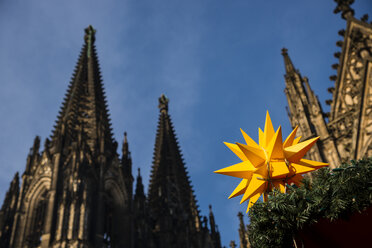 Germany, North Rhine-Westphalia, Cologne, Christmas market at Cologne Cathedral - WGF000402